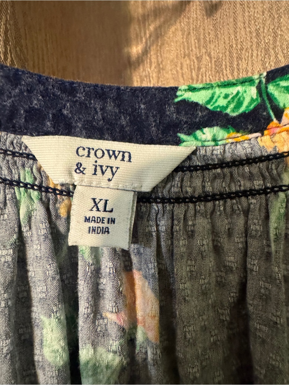 Crown and Ivy Women’s Floral Long Sleeve Shirt Size XL Pullover V Neck - Picture 2 of 3